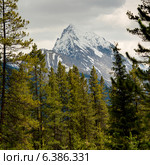 Leah Peak, Malign Lake, Jasper National Park, Alberta, Canada. Стоковое фото, агентство Ingram Publishing / Фотобанк Лори