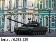 Танк Т-72 на Дворцовой площади. 150-летие ЗВО (2014 год). Редакционное фото, фотограф Литвяк Игорь / Фотобанк Лори