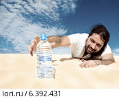 Изможденный мужчина тянется к воде в пустыне. Стоковое фото, фотограф Аnna Ivanova / Фотобанк Лори
