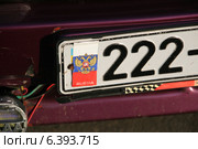 Крымчане заклеивают украинские автомобильные номера российской символикой. Стоковое фото, фотограф Щеголева Ольга / Фотобанк Лори