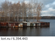 Город Наволоки. Металлические гаражи на берегу Волги (2011 год). Стоковое фото, фотограф Денис Шароватов / Фотобанк Лори