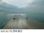Рыбак ловит рыбу в Японском море на закате, Владивосток. Стоковое фото, фотограф Некрасов Андрей / Фотобанк Лори