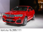 BMW X4 xDrive35i на Международном автосалоне в Москве 2014. Редакционное фото, фотограф Павел Лиховицкий / Фотобанк Лори