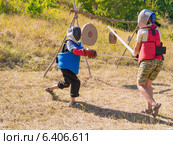 Фехтование на мечах в защитных масках на улице (2014 год). Редакционное фото, фотограф Леонид Ардаткин / Фотобанк Лори