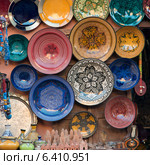 Decorative Painted Ceramic ware for sale, Medina, Marrakesh, Morocco. Стоковое фото, агентство Ingram Publishing / Фотобанк Лори
