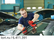 windshield windscreen replacement. Стоковое фото, фотограф Дмитрий Калиновский / Фотобанк Лори