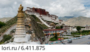 Stupa with Potala Palace in the background, Lhasa, Tibet, China (2012 год). Стоковое фото, агентство Ingram Publishing / Фотобанк Лори