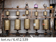 Buddhist prayer wheels in a temple, Lhasa, Tibet, China. Стоковое фото, агентство Ingram Publishing / Фотобанк Лори