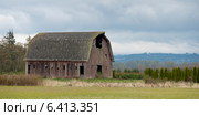 Barn in a field, Mount Vernon, Skagit County, Washington State, USA. Стоковое фото, агентство Ingram Publishing / Фотобанк Лори