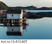 Stilt houses along coast, Twillingate, South Twillingate Island, Newfoundland And Labrador, Canada (2013 год). Стоковое фото, агентство Ingram Publishing / Фотобанк Лори