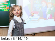 Девочка показывает на школьную доску с картинкой на проекционном экране (2014 год). Редакционное фото, фотограф Кекяляйнен Андрей / Фотобанк Лори