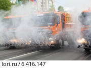Спецтранспорт для поливки городских дорог (2014 год). Редакционное фото, фотограф Кекяляйнен Андрей / Фотобанк Лори