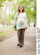 pregnancy woman walks summer park. Стоковое фото, фотограф Яков Филимонов / Фотобанк Лори