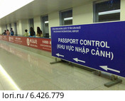 Паспортный контроль в аэропорту Сайгона. Вьетнам (2014 год). Редакционное фото, фотограф Александр Подшивалов / Фотобанк Лори
