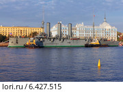 Санкт-Петербург. Подготовка крейсера "Аврора" к буксировке в для планового ремонта в Кронштадт (2014 год). Редакционное фото, фотограф Александр Тарасенков / Фотобанк Лори