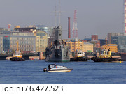 Санкт-Петербург. Буксировка крейсера "Аврора" для планового ремонта в Кронштадт (2014 год). Редакционное фото, фотограф Александр Тарасенков / Фотобанк Лори