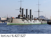 Санкт-Петербург. Буксировка крейсера "Аврора" для планового ремонта в Кронштадт (2014 год). Редакционное фото, фотограф Александр Тарасенков / Фотобанк Лори