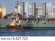 Санкт-Петербург. Подготовка крейсера "Аврора" к буксировке в для планового ремонта в Кронштадт (2014 год). Редакционное фото, фотограф Александр Тарасенков / Фотобанк Лори
