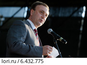 И.О. премьер-министра Абхазии Владимир Валерьевич Делба выступает на сцене на концерте в честь празднования Дня Абхазии на ВДНХ в городе Москве, Россия (2014 год). Редакционное фото, фотограф Николай Винокуров / Фотобанк Лори