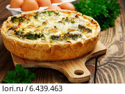 Киш-лорен с курицей, грибами и брокколи на деревянном столе. Стоковое фото, фотограф Надежда Мишкова / Фотобанк Лори
