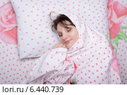 Девушка укуталась в одеяло. Стоковое фото, фотограф Иванов Алексей / Фотобанк Лори