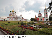 Троице-Сергиев Варницкий монастырь, соборы монастыря на фоне грозового неба (2014 год). Стоковое фото, фотограф Дмитрий Неумоин / Фотобанк Лори