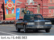 Празднование Дня Победы на Красной площади в Москве. Парад принимает министр обороны Российской Федерации Сергей Кужугетович Шойгу (2014 год). Редакционное фото, фотограф Игорь Долгов / Фотобанк Лори