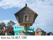 Избушка на курьих ножках. Поселок Ульяновка (2014 год). Редакционное фото, фотограф Александр Щепин / Фотобанк Лори