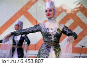 Осетинская девушка танцует национальный танец на сцене фестиваля осетинской культуры Фарн в городе Москве, Россия (2014 год). Редакционное фото, фотограф Николай Винокуров / Фотобанк Лори