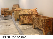 Глиняные саркофаги в археологическом музее в Ираклионе, Крит, Греция (2014 год). Редакционное фото, фотограф Алексей Гусев / Фотобанк Лори