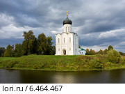 Церковь Покрова Пресвятой Богородицы на реке Нерли. Владимирская область. Боголюбово. Россия (2014 год). Редакционное фото, фотограф Сергей Лаврентьев / Фотобанк Лори