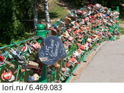 Огромный замок в виде сердца на перилах мостика в парке города Вологды (2014 год). Редакционное фото, фотограф Николай Мухорин / Фотобанк Лори