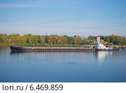 Буксир-толкач ОТ-2078 с нефтеналивной баржей Волжский-7 поднимаетс я по Волге осенним днем. Редакционное фото, фотограф Виктор Карасев / Фотобанк Лори
