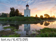 Церковь Покрова Пресвятой Богородицы на Нерли на рассвете (2014 год). Редакционное фото, фотограф Сергей Лаврентьев / Фотобанк Лори