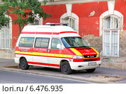 Автомобиль скорой помощи Volkswagen Transporter, Будапешт, Венгрия (2014 год). Редакционное фото, фотограф Art Konovalov / Фотобанк Лори
