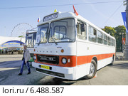"Икарус - 180"(год выпуска 1969 г.) .Парад ретроавтобусов перед главным входом на ВДНХ в День города 2014 г в Москве. Редакционное фото, фотограф stargal / Фотобанк Лори