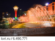 Башня Байтерек и шоу фонтанов ночью. Астана (2014 год). Редакционное фото, фотограф Elena Odareeva / Фотобанк Лори