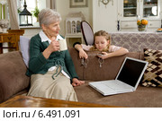 Grandmother spending time with her granddaughter. Стоковое фото, агентство BE&W Photo / Фотобанк Лори