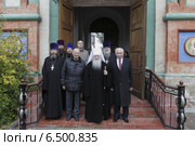 Представители администрации и духовенство Московской епархии у храма Воскресение словущего, подмосковного села Колычево (2014 год). Редакционное фото, фотограф Дмитрий Неумоин / Фотобанк Лори