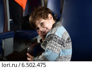 Путешествие на поезде. Мальчик на сиденье пассажирского вагона. Стоковое фото, фотограф Ирина Ращектаева / Фотобанк Лори