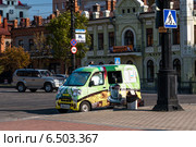 Автокофейня на улице города (2014 год). Редакционное фото, фотограф Антон Афанасьев / Фотобанк Лори