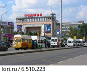 Стоянка маршрутных такси на Семеновской площади, около кинотеатра Родина, Москва (2014 год). Редакционное фото, фотограф lana1501 / Фотобанк Лори