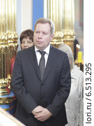 Глава Чеховского района Сергей Васильевич Юдин в храме села Талеж (2014 год). Редакционное фото, фотограф Дмитрий Неумоин / Фотобанк Лори