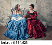 Две красивые девушки в старинных платьях с книгой. Стоковое фото, фотограф Darkbird77 / Фотобанк Лори