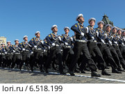 Парад на Красной площади в Москве, посвященный 69-й годовщине Победы в Великой Отечественной войне. Торжественный проход войск. Балтийский военно-морской институт имени Ф.Ф. Ушакова (2014 год). Редакционное фото, фотограф Игорь Долгов / Фотобанк Лори