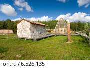Берестяной домик в Культурно-образовательном центре "Этномир" (2014 год). Редакционное фото, фотограф Владимир Чинин / Фотобанк Лори