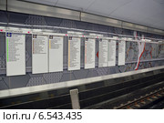 Станция "Спартак" московского метрополитена. Таблички с указанием станций и переходов на стене 1-го пути (2014 год). Редакционное фото, фотограф Александр Замараев / Фотобанк Лори