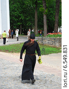 Монах. Свято-Троицкая Сергиева лавра. Город Сергиев Посад (2009 год). Редакционное фото, фотограф lana1501 / Фотобанк Лори