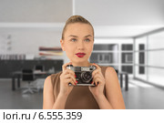 Красивая девушка держит в руках старый фотоаппарат. Стоковое фото, фотограф Эльвира Гумирова / Фотобанк Лори