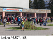 Продажа детского сезонного абонемента в бассейн, очередь около входа в здание. Кировский район, Санкт-Петербург (2014 год). Редакционное фото, фотограф Кекяляйнен Андрей / Фотобанк Лори
